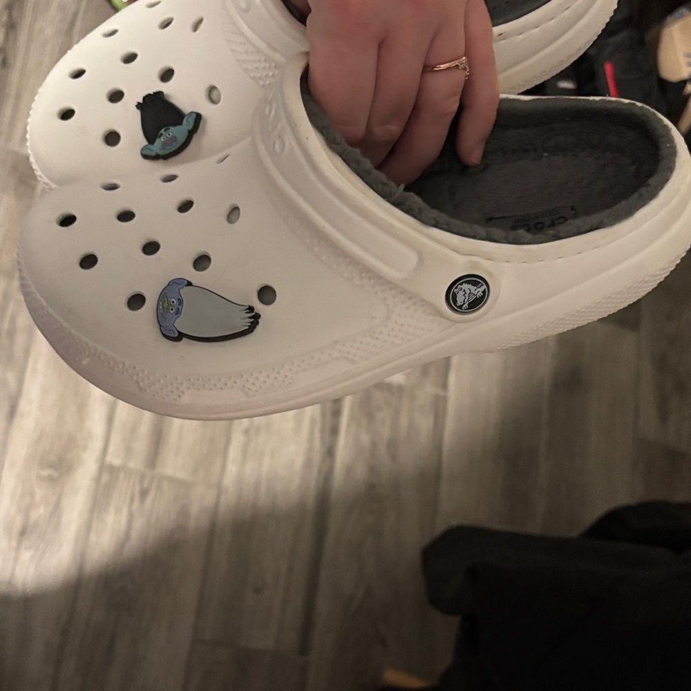 CROCS White Clogs with Fun Charms - Picture 4 of 4